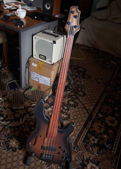 Продам безладовую бас гитару Cort B4 FL