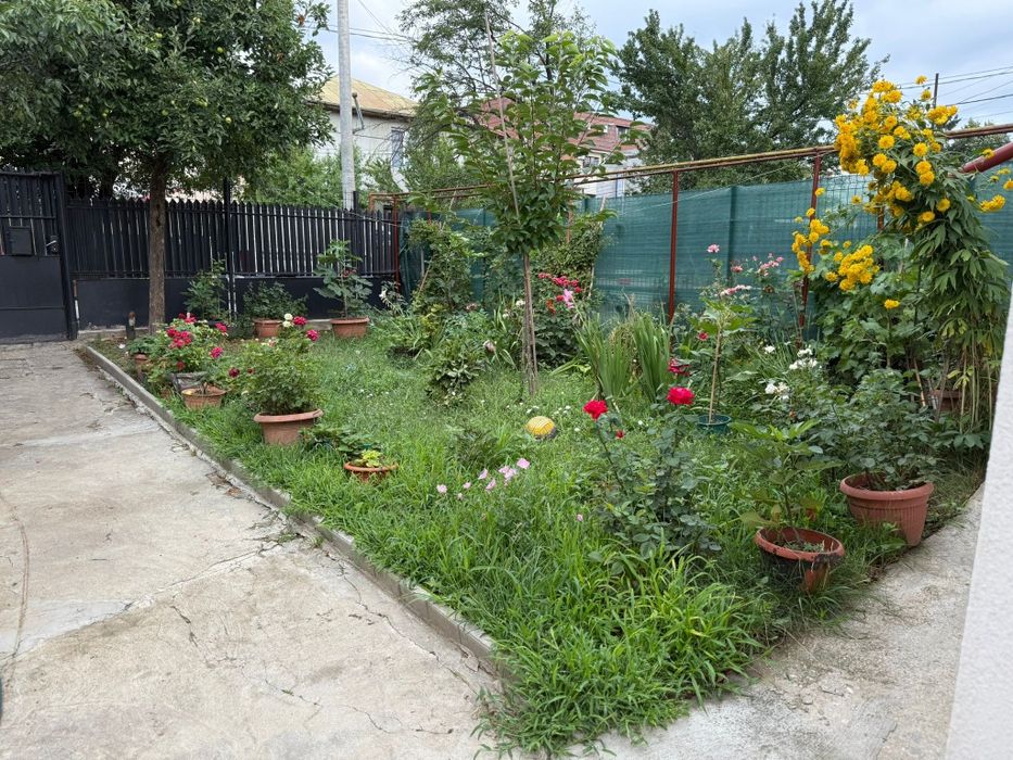 Închiriez casa la curte