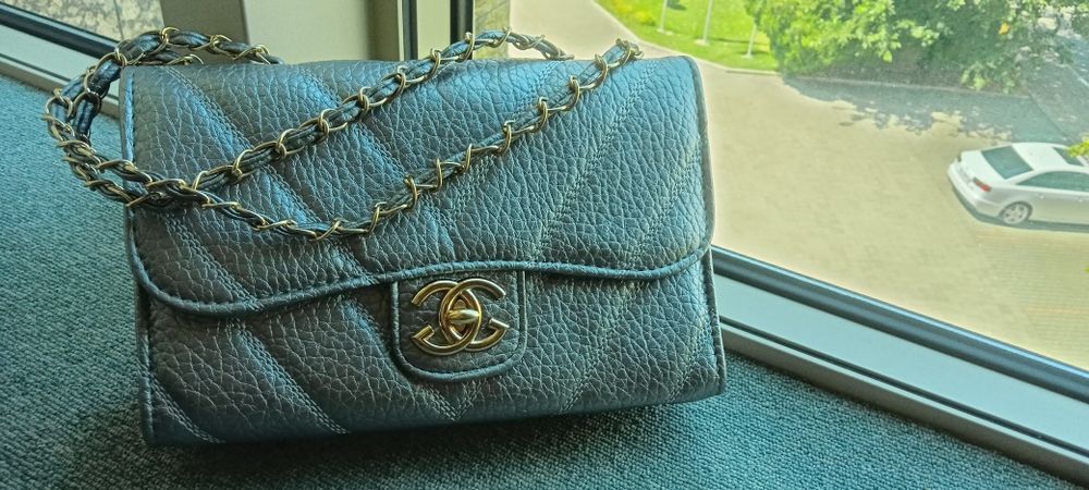 Стилна дамска чанта. Изработена от висококачествена еко кожа. Разполага с: едно разпределение, отвътре с два джоба