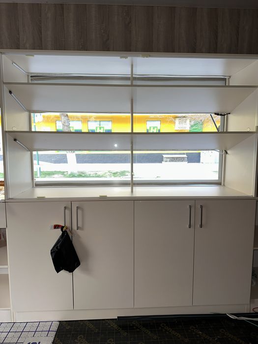 Vitrina mebel holati deyarli yengi