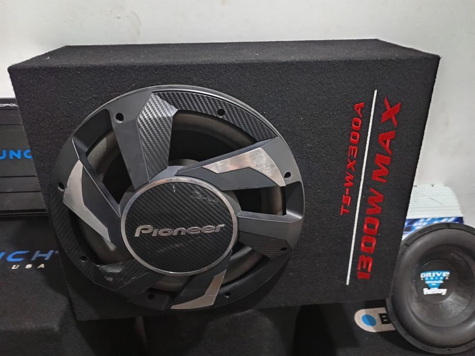 Subwoofer auto activ Pioneer 12 inch 1300w 350 rms fire incluse ca nou amplificator audio bass masina