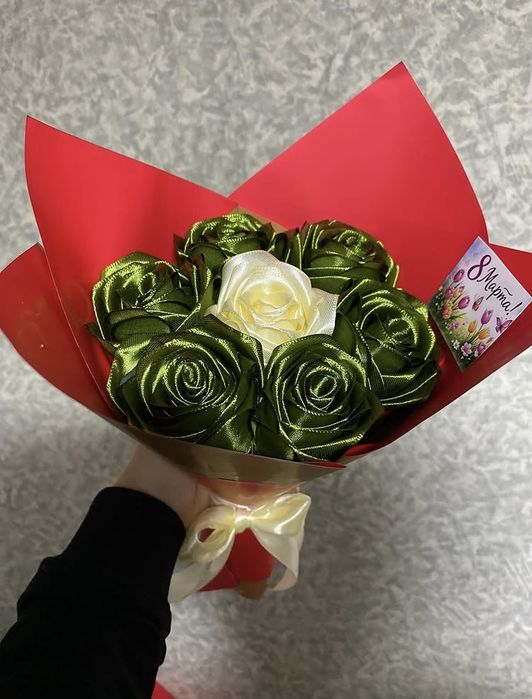Розы из атласных лент