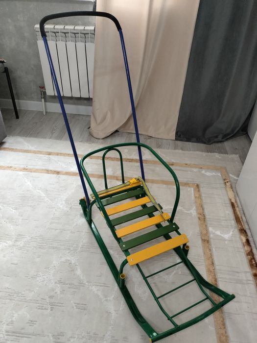 Продам 2 коляски, детский столик, санки.