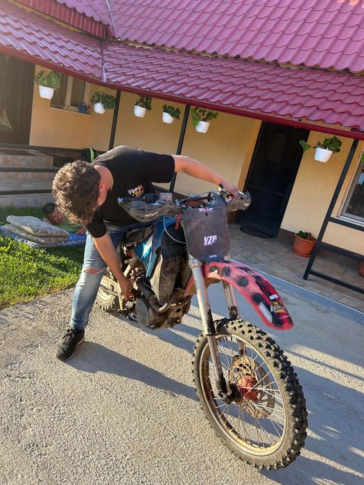 Vând Aprilia Tuareg 600cc stare bună de funcționare  ,cauciucuri bune 8o% pornire ușoară la rece și la cald se poate proba  ,preț 3500 lei puțin neg