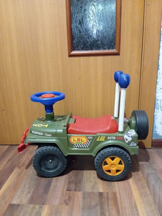 Машинка - толокар детская