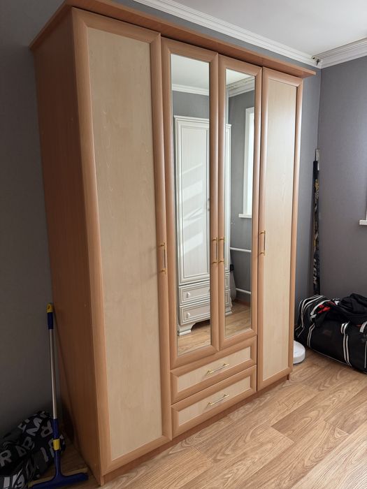 Продам шкаф плательный