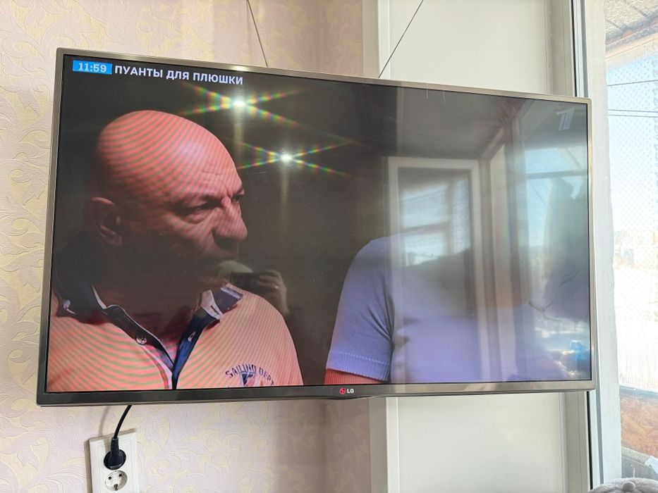 Телевизор с кранштейном