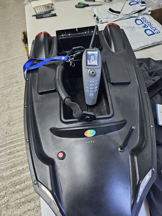 Лодка за захранка KAТАМАРАН V888