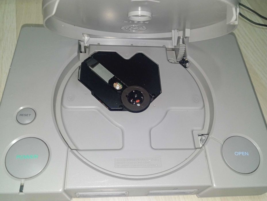 Consola Playstation 1, 2 controlere ca nou
