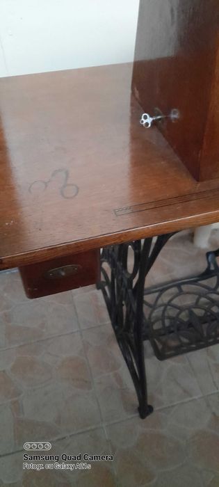 Masina veche de cusut functionala, marca Naumann
