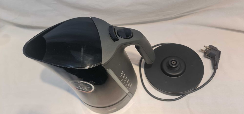 Електрическа кана за вода ,,Braun" WK300, 2200 W, 1.7 л, Черна
