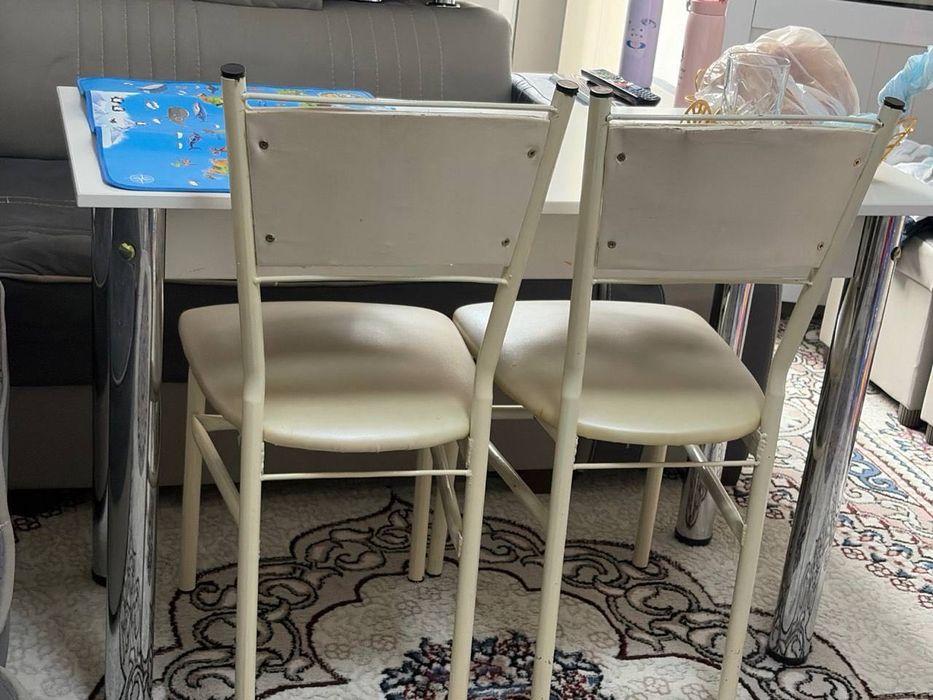 Стол и четыре стула