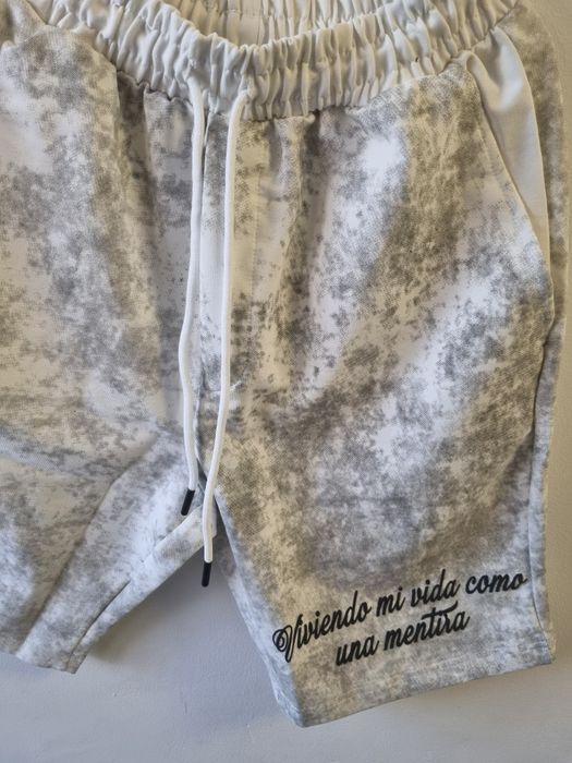 Pantaloni scurți