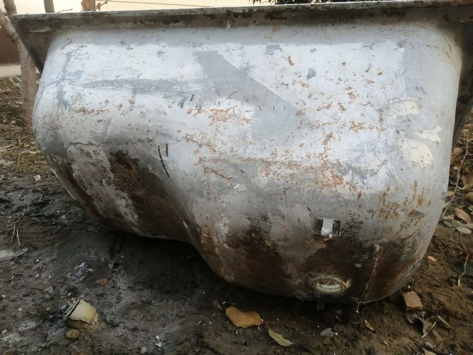 Ванна чугунная б/у срочно продаю свой состаяна супер+ трубы 300. 000