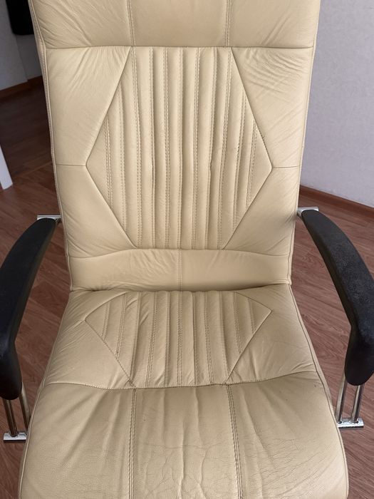 Бежевый офисный стул