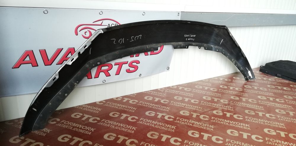 Горна лайстна над радиаторната решетка Mazda 3 (2019-2023)