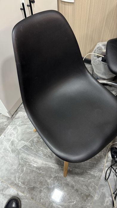 Стулья 1белый 1 черный