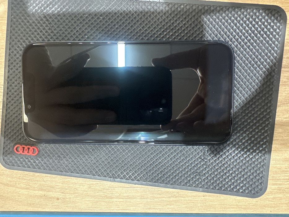 продам iPhone 13