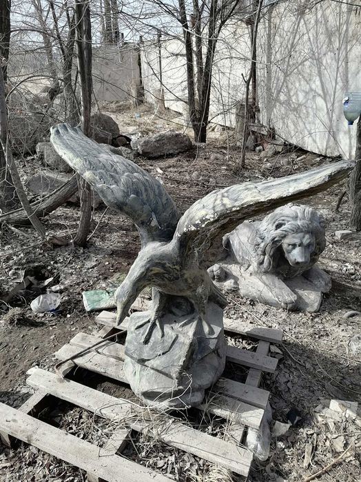 Скульптуры: Лев, орёл,тазы, слон, конь