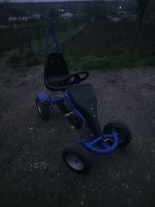 Kart cu pedale-șasiu de fier, directie pe volan și schimbător