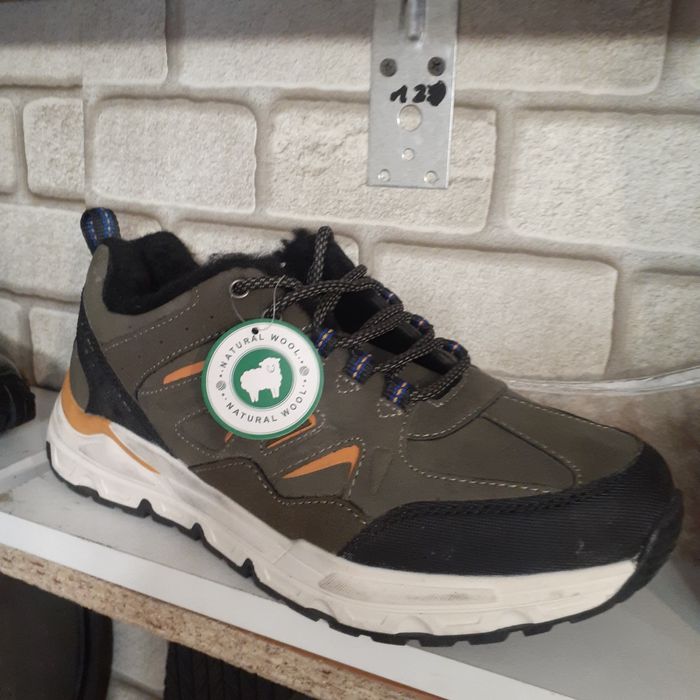 продам берцы зимние и кросовки зимние новые 41 размер