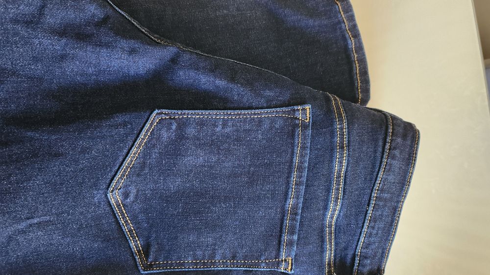 Тъмно сини дънки