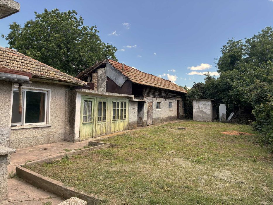 Къща с три жилищни части, гараж и двор – гр. Попово