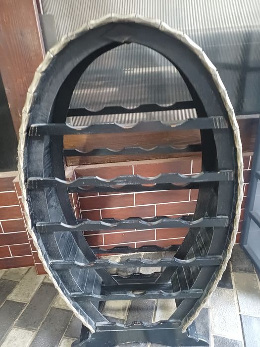Butoi rustic din lemn cu rafturi