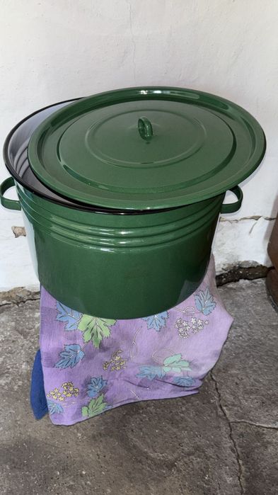 Продам эмалированные кастрюли, таз чайник