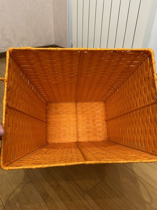 Продам корзину для игрушек и плечики