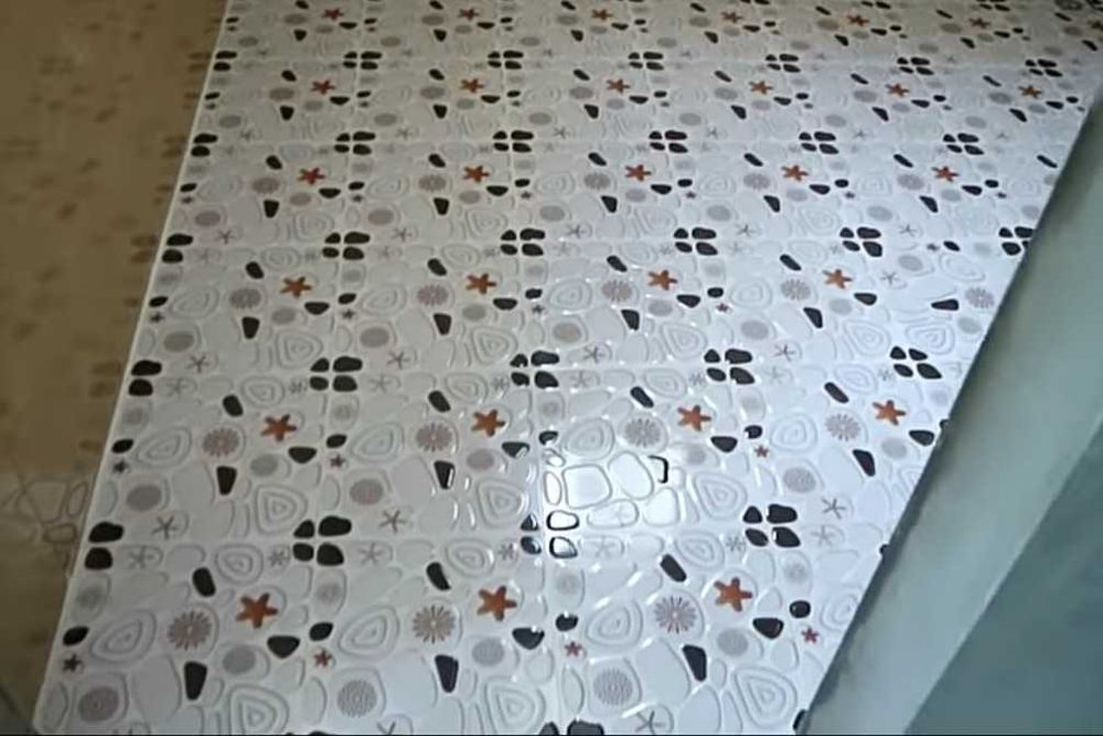 Meseriași pun gresie și faiantă