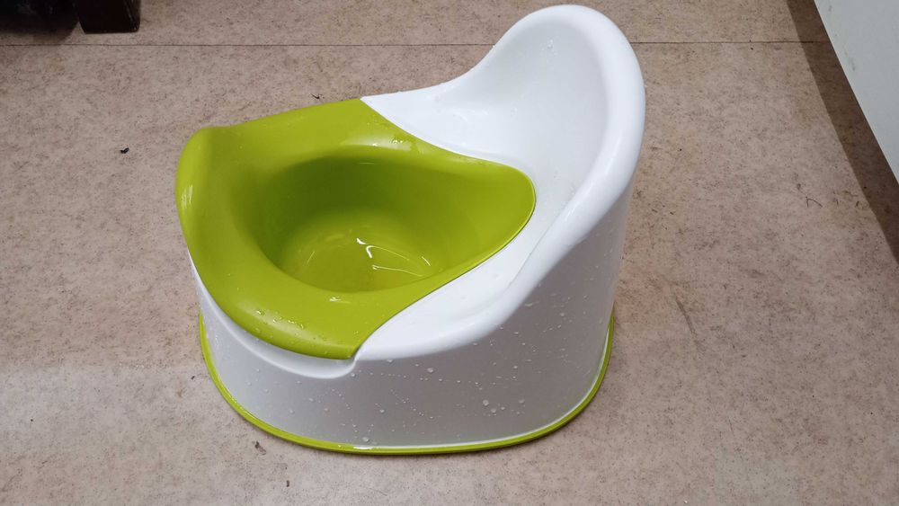 Детско столче, 3 бр. гърнета и тоалетни седалки и масичка