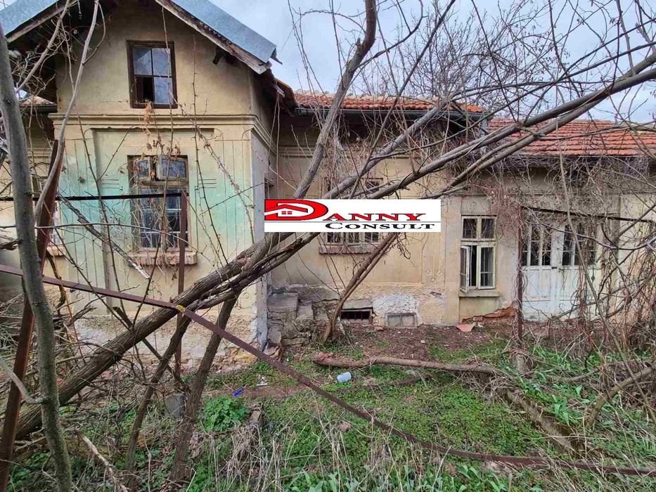 Едноетажна стара къща с двор в с. Димча