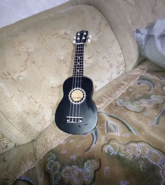 Укулеле жаксы истеп тур