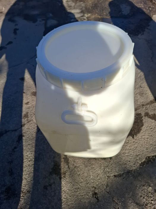 Bidoane la vînzare .