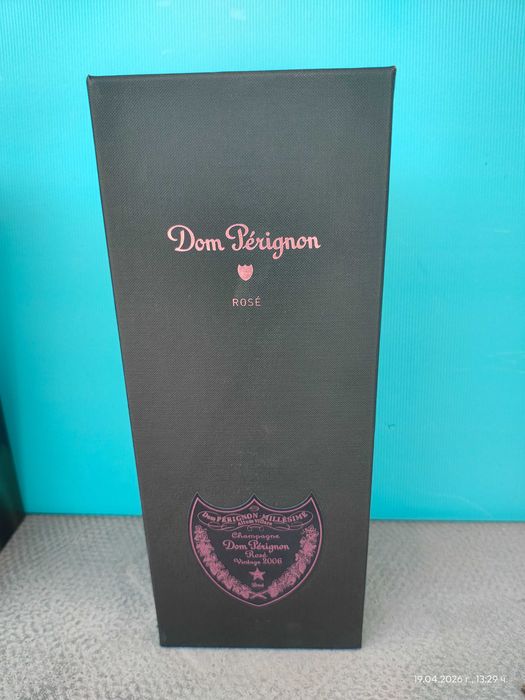 Продавам 2 празни бутилки от шампанско Дом Периньон