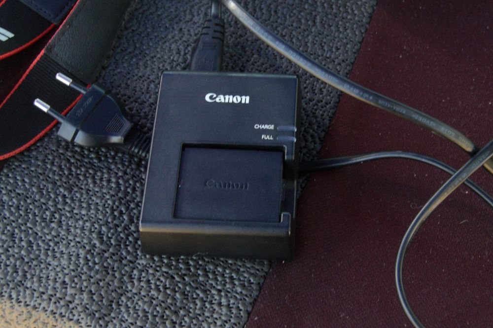 Kit DSLR Canon 1200D + Obiectiv 18-55mm Macro, stare impecabilă ca nou