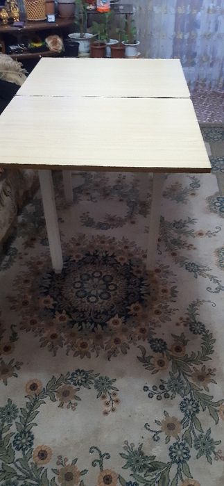 Продаётся; Стол кухонный, табуретки