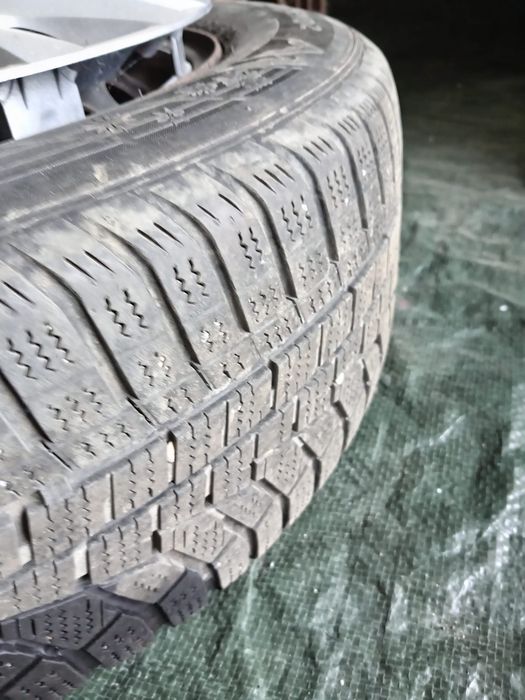 Vând anvelope de iarnă cu tot cu jante de tabla pentru Renault.