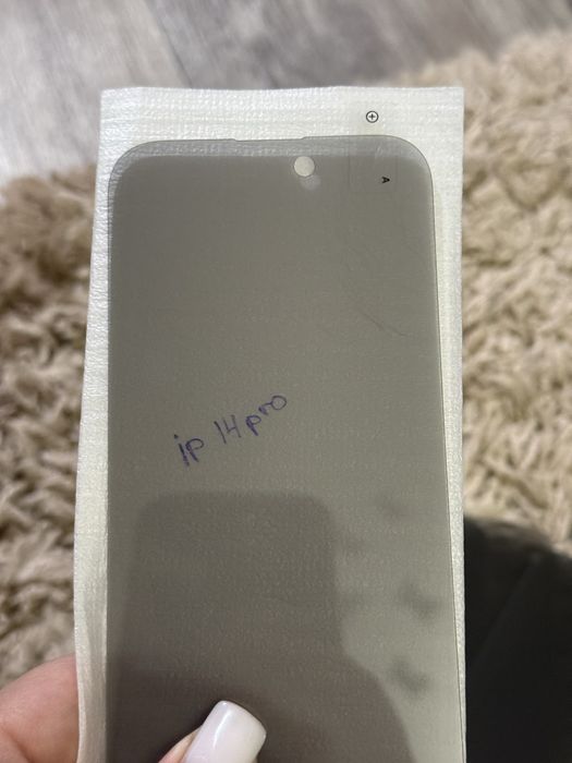 Защитные стекла на iPhone 14 Pro