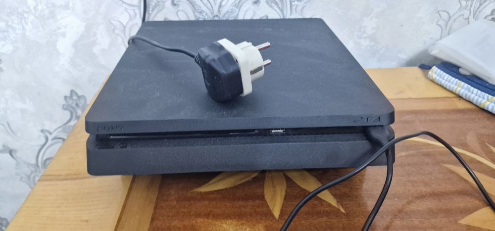 Продам PS4 slim 1gb