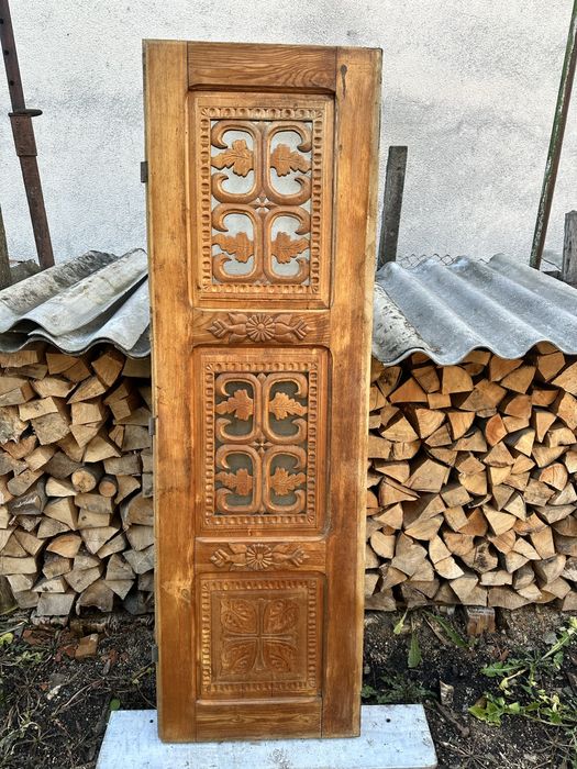 Usa din lemn masiv