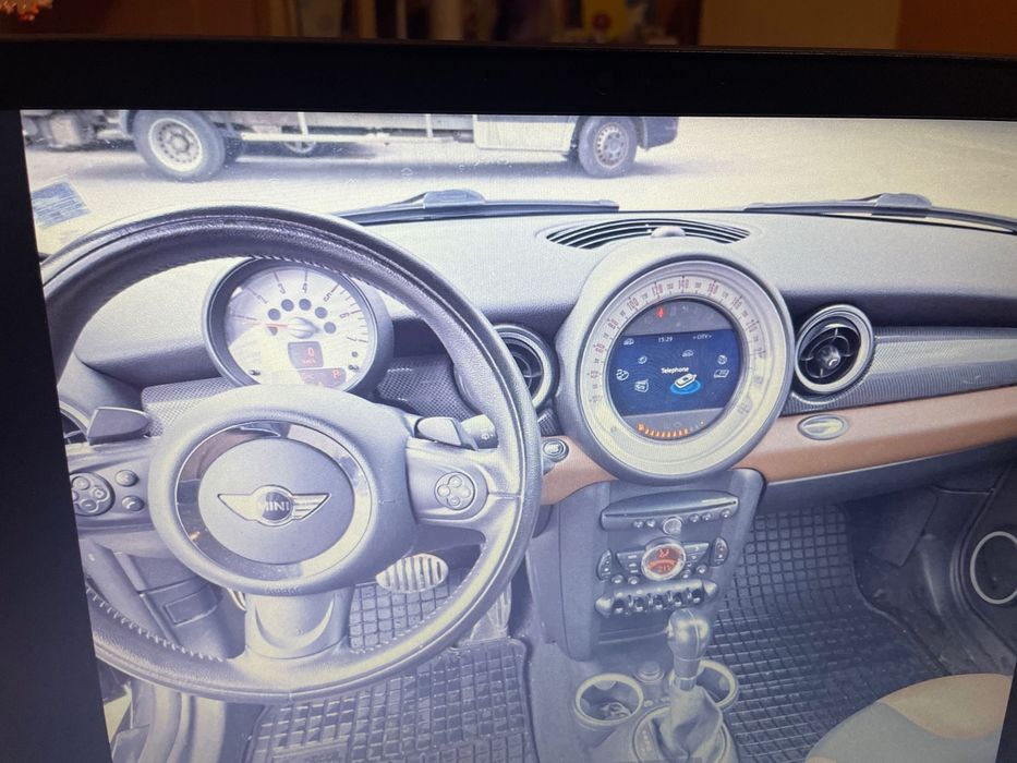 Продавам лек автомобил