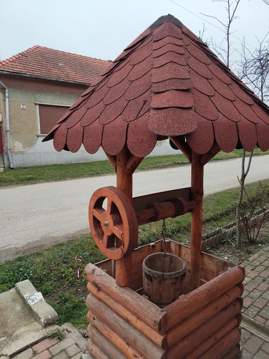 De vinzare fintina din lemn