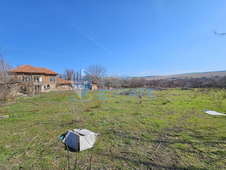 Тухлена къща с кладенец и голям двор в село Павел