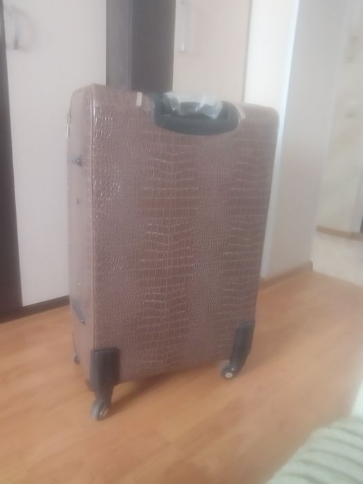 Продам новый чемодан