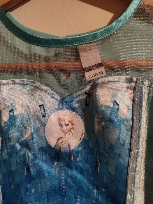 Рокля с шлейф и блестящо наметало от "Замръзналото кралство"