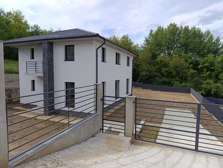 Case noi la liziera pădurii în Argeșelu, la 10 minute de Pitești