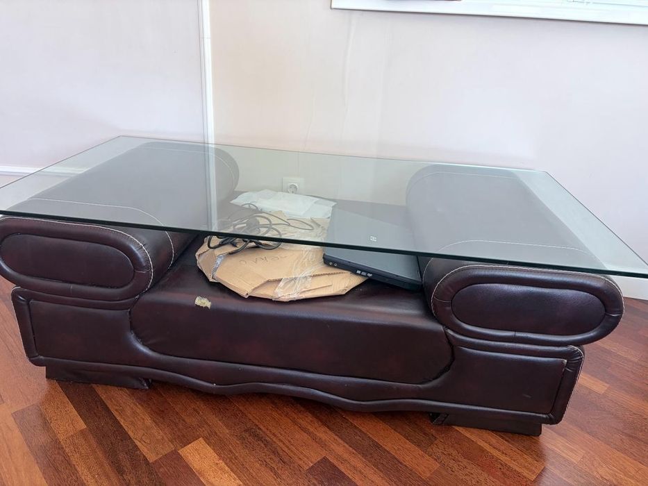 Стеклянный журнальный стол