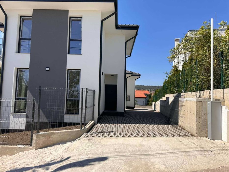 Нова Къща на два етажа в м-ст Траката - гр. Варна